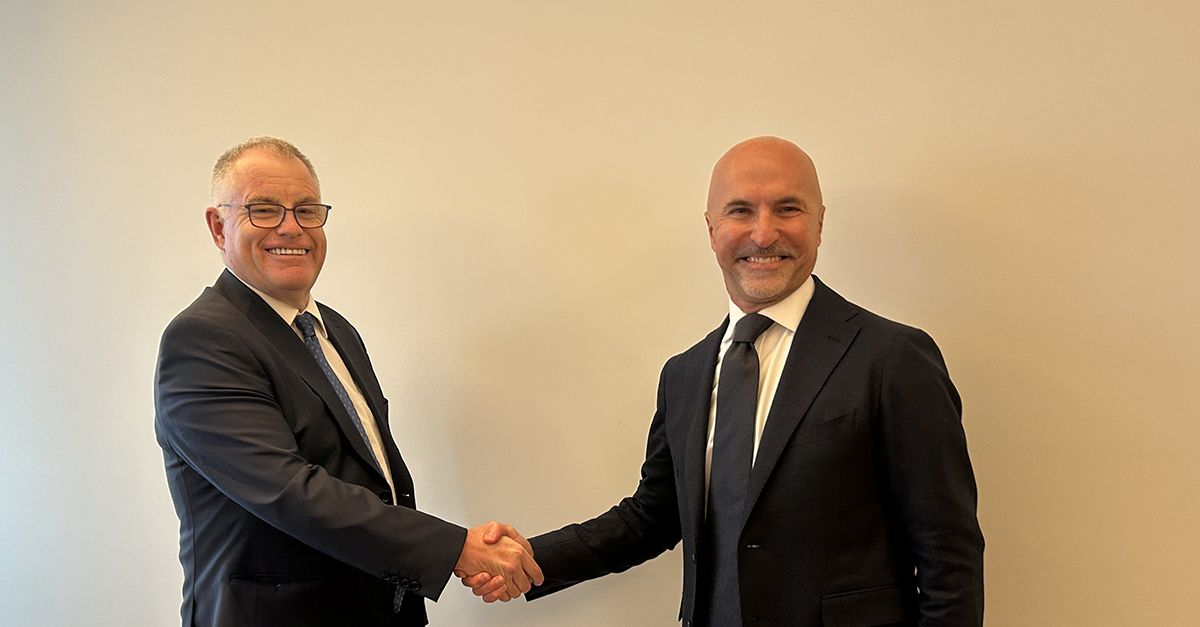 Od lewej: Steve Binnie, dyrektor generalny Sappi i Massimo Reynaudo prezes i dyrektor generalny UPM. © Sappi