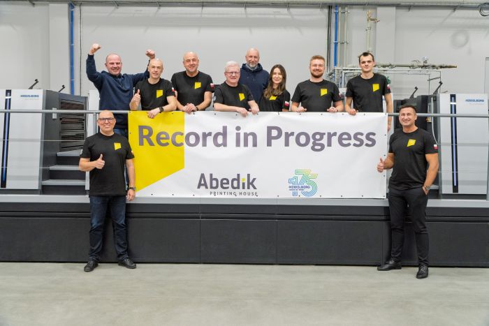 Na maszynie drukującej Speedmaster XL 106-8-P w środku: zespół i zarząd drukarni Abedik. Przy maszynie od lewej: Bartosz Rusin, prezes zarządu Heidelberg Polska i Adam Śnieżko, regionalny szef sprzedaży Heidelberg Polska. © Heidelberg Polska